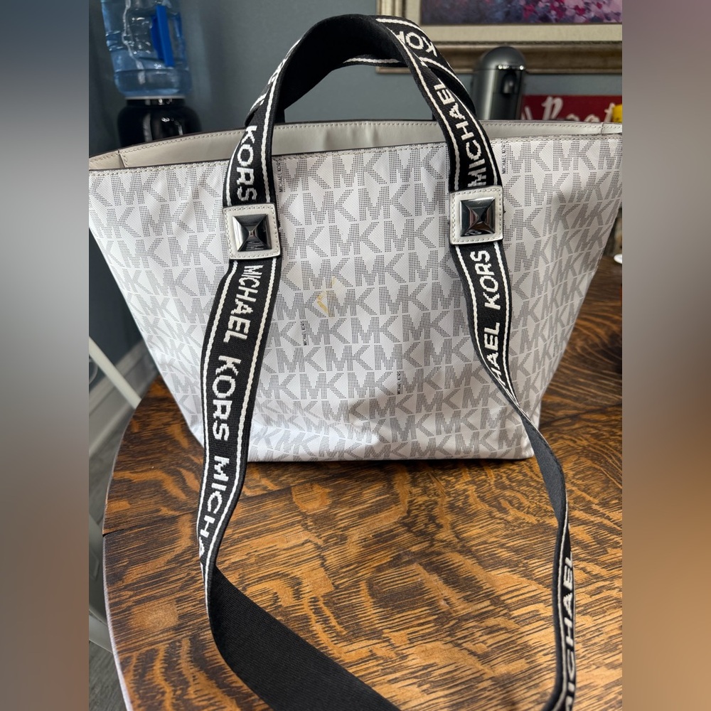 Michael Kors White and Black Logo Strap MK Tote - Picture 2 of 4